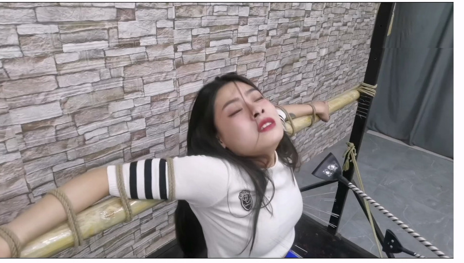 FTYC388-飞天原创 学生希希在小树林在看小说,被2个歹徒迷昏后绑架塞入麻袋,装进后备箱拉到