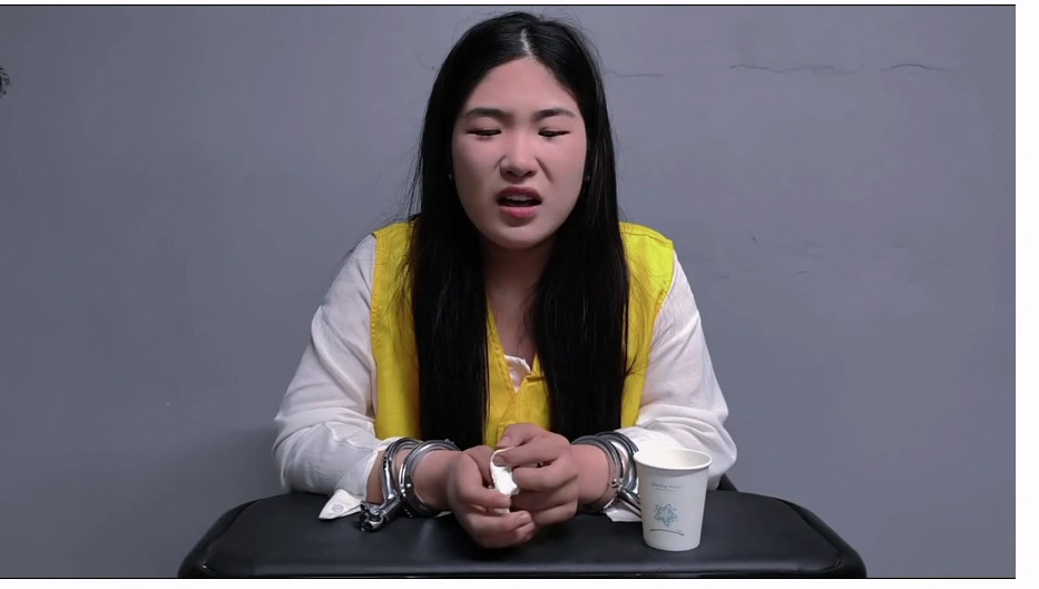 XXGZS048-鑫鑫工作室 新模特小艾云思饰演女毒贩和杀人犯，被逮捕后还不老实，于是先踮起脚来..